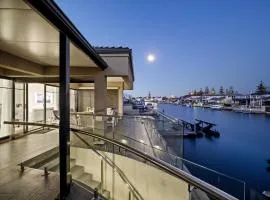 Seaside Canal Home-spacious Family Retreat Jetty