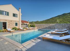 Villa Lovorika - Padel, Cageball, Basketball & Heated Pool, hotel a Trnbusi