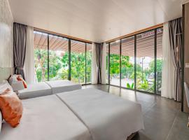 Nearby Han River Tropical Villa With Pool & Sauna, hotel in Da Nang
