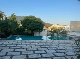 Villa las orquídeas terraza y piscina grande, vista a la montaña!!