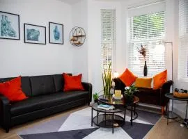 SmartStay, Fast Wifi and Workspace, 3 Beds, Free Parking, by Airport