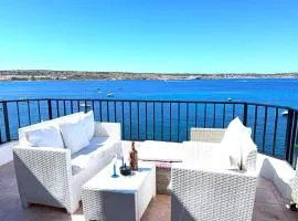Seafront apartment Terrace, lounger & Panoramic ocean views