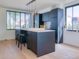 Beautiful 3-Bedroom Home with Garden & Parking, hotel v destinaci Deinze