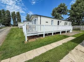 Beautiful Caravan With Decking At Manor Park In Hunstanton Ref 23042B, hotel in Hunstanton