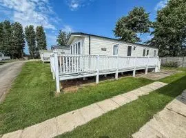 Beautiful Caravan With Decking At Manor Park In Hunstanton Ref 23042B