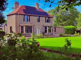 Red Roofs - 5BR Luxury - Large Gardens - EV Point - Near Edinburgh, hotel di Newtongrange