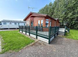Modern 4 Berth Lodge With Decking At Manor Park In Hunstanton Ref 23024W, lodge ở Hunstanton