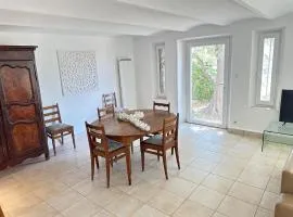 Listed house, sea and 100 m2 garden