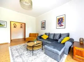 City center, High ceilings, 75m2 2BR Free parking