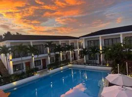 Holabay Resort