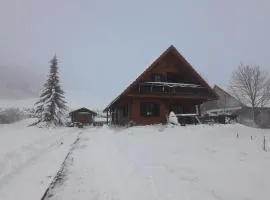 Kuća Snowdrop, brvnara s rustikalnim interijerom