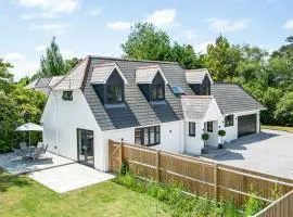 NEW! Stunning & Modern 5 bedroom home with Parking & Garden - Excellent Location!