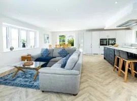 NEW! Stunning & Huge 5BR with Parking & Garden - Perfect for Families & Groups! Excellent Location