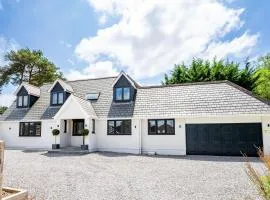 NEW! Huge & Gorgeous 5BR home with Parking & Garden - Excellent Location!