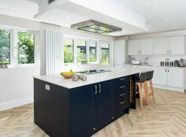 NEW! Stunning & Huge 5BR with Parking & Garden - Perfect for Families & Groups! Excellent Location, hotell sihtkohas Saint Leonards