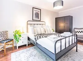 Stylish 2-Bedroom Flat in Great Warley – Sleeps 6 Pass the Keys