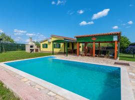 Villa Vrt, a private and fully fenced forest retreat, hotel i Heki