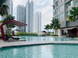 White Cozy Home near IOI City Mall with Netflix