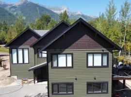 Powder House Chalet by Fernie Central Reservations โรงแรมในเฟอร์นี