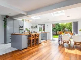 Spacious & Bright 3Bedroom Home-Sleeps7-Parking-By FabAccommodation