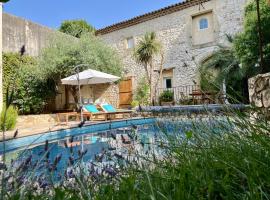 La Maison Des Autres, piscine chauffée, chambres d'hôtes proche d'Uzès, Nîmes, Pont du Gard, hôtel à Saint-Géniès-de-Malgoirès