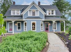 2 Mi to Chardon Square Spacious Farmhouse, hotel v destinaci Concord