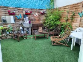 Charmante maison à Cérences avec jardin de 55 m², Hotel in Cerences