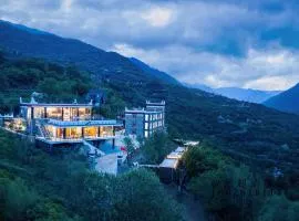 Light and Forest PeeKaboo Cliff Private Hot Spring Hotel