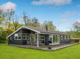 Gorgeous Home In Allingåbro With Wifi, hotel v destinaci Allingåbro