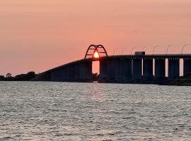 Feriehus Brol&oslash;kken Rudk&oslash;bing, hotel con estacionamiento en Rudk&oslash;bing
