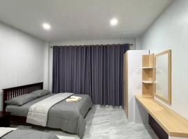 R-Rich Homestay อาริชโฮมสเตย์, hotel con estacionamiento en Betong