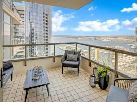 Panoramic Bay and City Views - 2BR, Pool, Gym, Parking