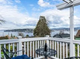 Lake Washington View Home with Hot Tub BBQ Garden
