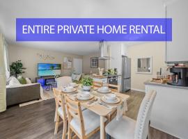 Entire Private 2-Bedroom Condo w Pool & Free Parking, Available Now, hotel v San Diegu