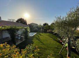 Quiet house in provence, hotel in Lauris