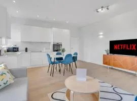 Modern Cosy 2 bed apartment, Smart TV & NETFLIX with private balcony and city view