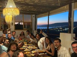 RED CARPET SURF CAMP - Traditional Moroccan GuestHouse With Stunning Views, hotel v destinaci Tamraght Ouzdar