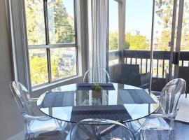 Skyline Escape 1-Bedroom with Balcony and Roof-Top Pool, Hotel in Los Angeles