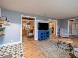 Cheerful & cozy farmhouse 2 bedroom home