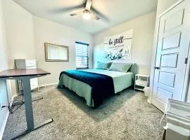 15 Mins to Downtown San Antonio - 83 Inch TV & Gym