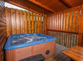 Bear Creek Lodge - Game Nights, Hot Tub Soaks & Relaxation、ピジョン・フォージのホテル