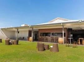 Merinda Village Hotel - Country Pub Stay - Just off Bruce Highway