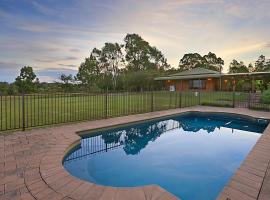 Hunter Valley Vineyard Large Family Farm Houses - Ironstone Estate Lovedale、ラヴデールのホテル