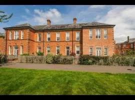 Lovely Bed and Breakfast in Chichester nr Festival Theatre City Centre and Goodwood Top Floor Spacious Kingsize Ensuite