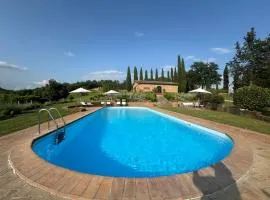 Cottage con piscina immerso nel verde delle crete senesi