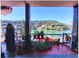 NAINITAL HOTEL! NAINEE # LAKE ! VIEW PALACE Near The Mall Road - Best Location - A Lake View Boutique Hotel, hotel v destinaci Nainital