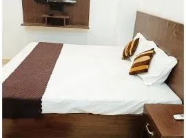 AYODHYA HOTEL APRANA PALACE - BEST BUDGET ROOMS - #WI-FI #FULLY AIR CONDITIONING #PARKING - 900 Meters From RAM MANDIR - #Best Selling Hotel In Ayodhya