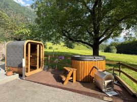 Mitten in den Glarner Alpen Hot Tub & Alpenblick, hotel v destinaci Ennenda