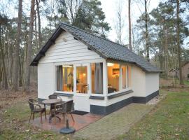 Completely detached bungalow in a nature-filled park by a large fen, bungalow em Stramproy