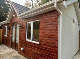 1-Bed Cosy Cottage near Emerald Park - Sleeps 5, rumah kotej di Dunshaughlin